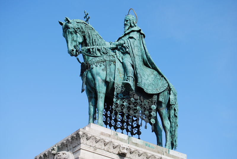 Soubor:Statue of Stephen I of Hungary in Buda Castle (2).JPG
