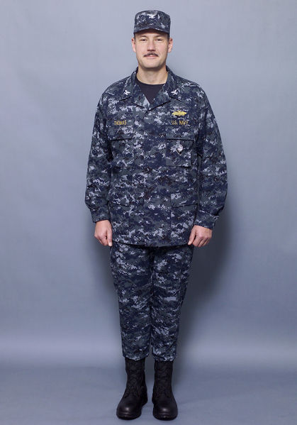 Soubor:US Navy 041018-N-0000X-004 The Navy introduced a set of concept working uniforms for Sailors E-1 through O-10, Oct. 18th, in response to the fleet's feedback on current uniforms.jpg