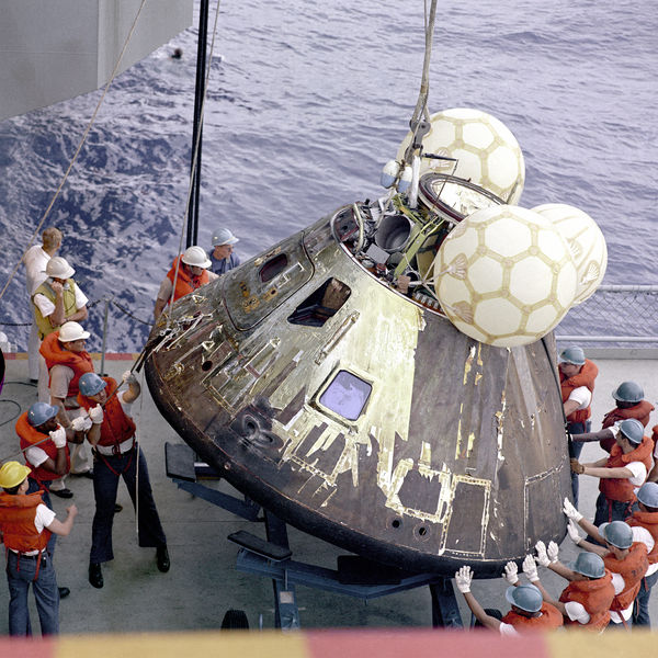 Soubor:Apollo13-load on deck.jpg