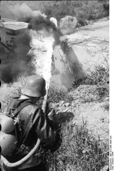 Soubor:Bundesarchiv Bild 101I-299-1808-15A, Nordfrankreich, Soldat mit Flammenwerfer.jpg