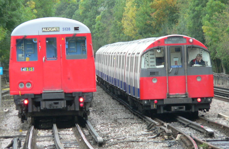 Soubor:London Underground subsurface and tube trains.jpg