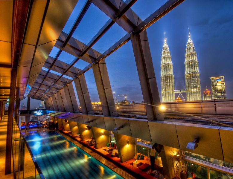 Soubor:The Sky Bar in Kuala Lumpur with a view of Petronas.jpg