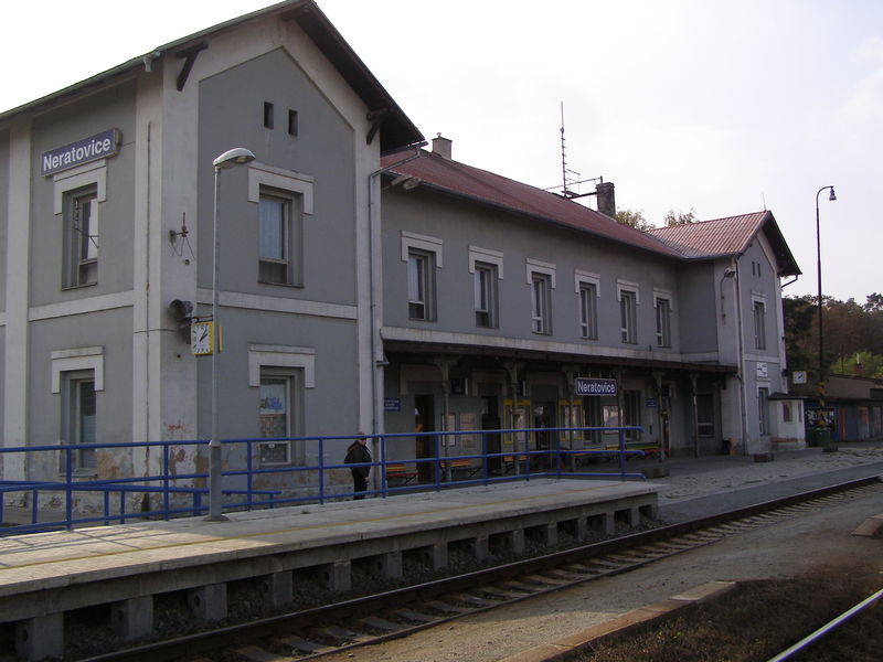 Soubor:Neratovice rail station.JPG