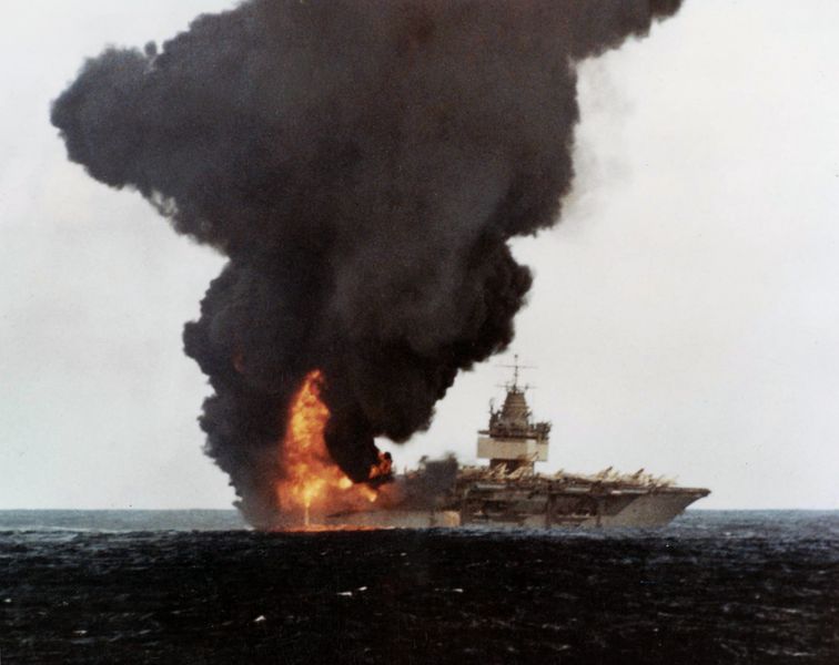 Soubor:USS Enterprise (CVN-65) burning, stern view.jpg