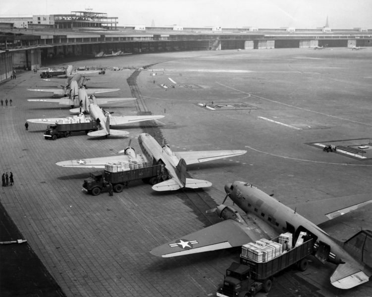 Soubor:C-47s at Tempelhof Airport Berlin 1948.jpg