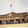 Bundesarchiv Bild 183-1986-0416-418, Berlin, Michail Gorbatschow an der Mauer.jpg