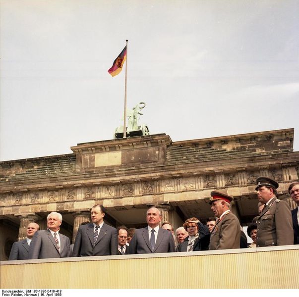 Soubor:Bundesarchiv Bild 183-1986-0416-418, Berlin, Michail Gorbatschow an der Mauer.jpg