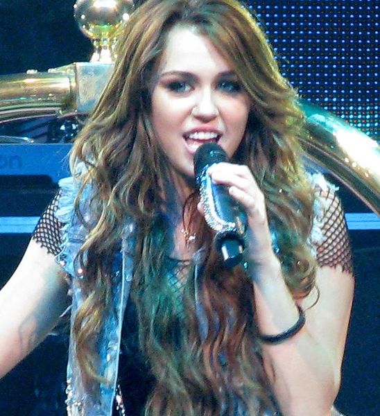 Soubor:File-Miley Cyrus - Wonder World Tour - Party in the U.S.A. cropped 02.jpg