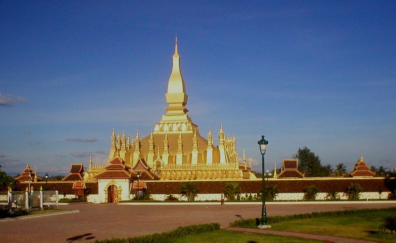 Soubor:That Louang Vientiane.jpg