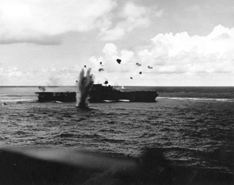 Soubor:Japanese bomb explodes near USS Enterprise (CV-6) during the Battle of the Santa Cruz Islands on 26 October 1942.jpg