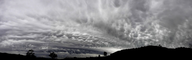 Soubor:Mammatus cloud panorama.jpg
