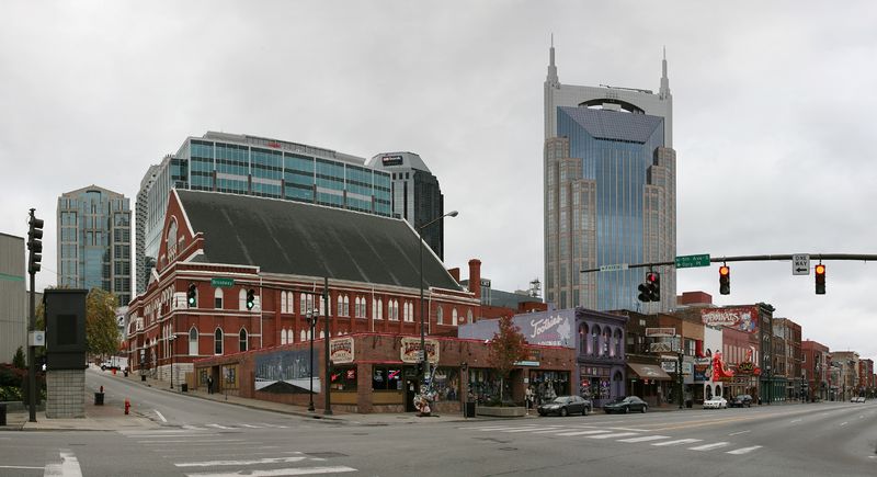 Soubor:Nashville pano Opry Broadway.jpg