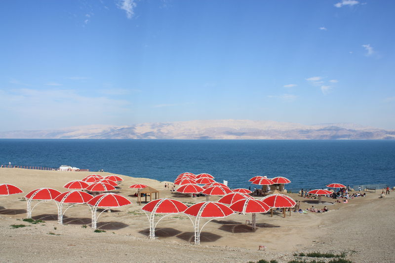 Soubor:Dead sea, Ein Gedi beach.JPG