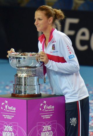 Karolína Plíšková s pohárem pro vítězky Fed Cupu 2016.