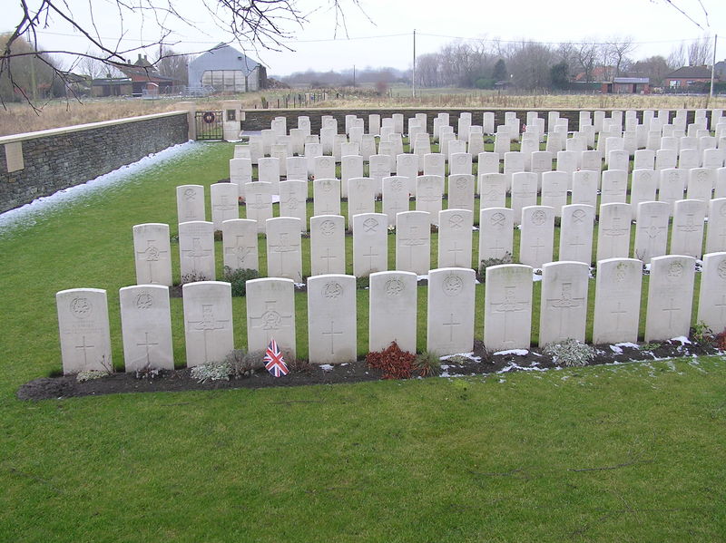 Soubor:Adinkerke Military Cemetery Graves.jpg