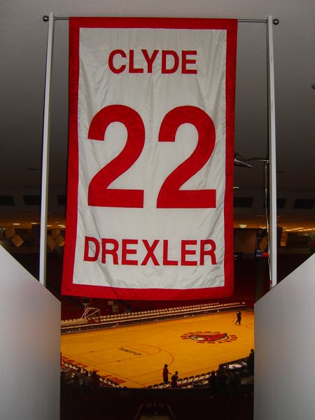 Soubor:Clyde Drexler UH retired number.jpg