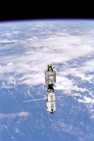 Soubor:ISS June 1999.jpg