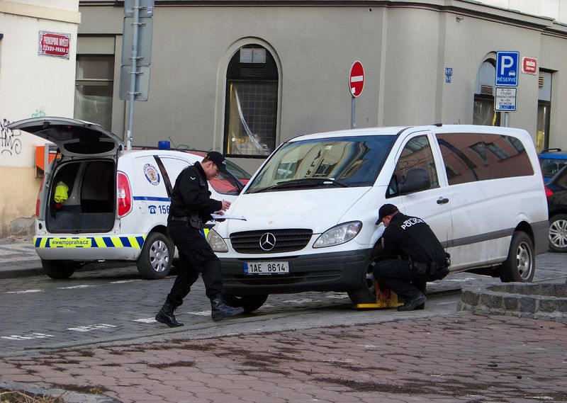Soubor:Prokopovo náměstí, městská policie nasazuje botičku.jpg