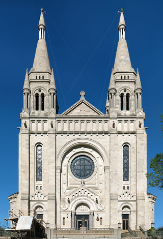St. Joseph Cathedral je významná katedrála a farní kostel v Sioux Falls.