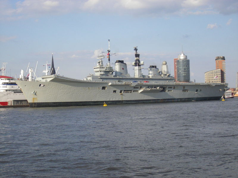 Soubor:HMSArcRoyalimHafenHamburg2007.JPG
