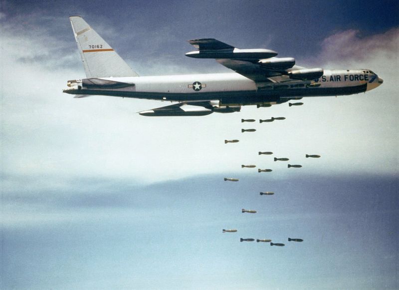 Soubor:Boeing B-52 dropping bombs.jpg