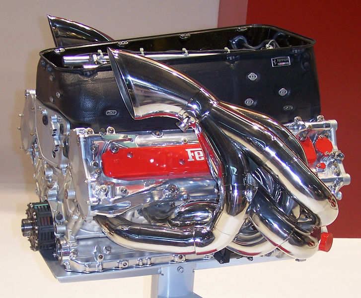 Soubor:Ferrari 054 V10 engine.jpg