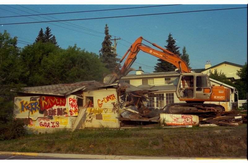 Soubor:House destroyed by an excavator 3 - Invermere, British Columbia.jpg