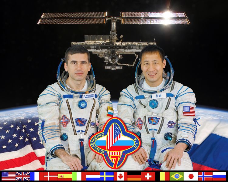 Soubor:ISS Expedition 7 crew.jpg