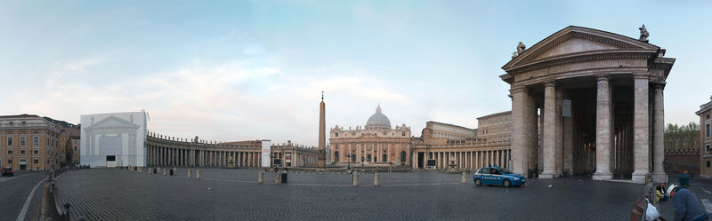 Soubor:Saint Peters Square panoramic view in the morning.jpg