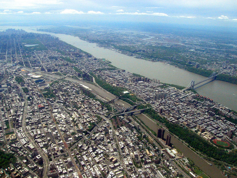Soubor:Aerial view of the Bronx, Harlem River, Harlem, Hudson River, George Washington Bridge, 2008-05-10.jpg