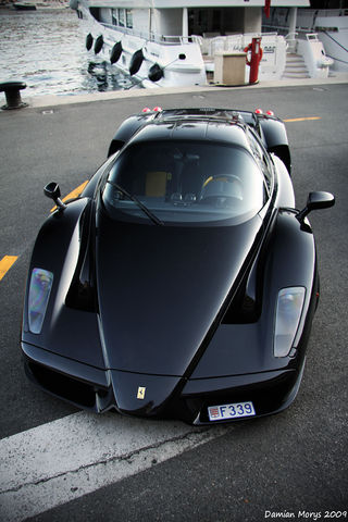 Ferrari Enzo je slavný supersportovní automobil.