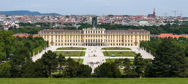 Soubor:Schloss Schönbrunn Wien 2014 (Zuschnitt 1).jpg