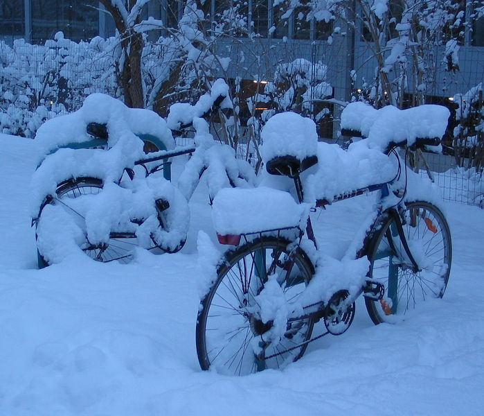 Soubor:Bicycles snow Graz 2005 original.jpg