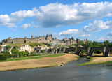 Carcassonne, řeka Aude a most Le Pont Vieux.