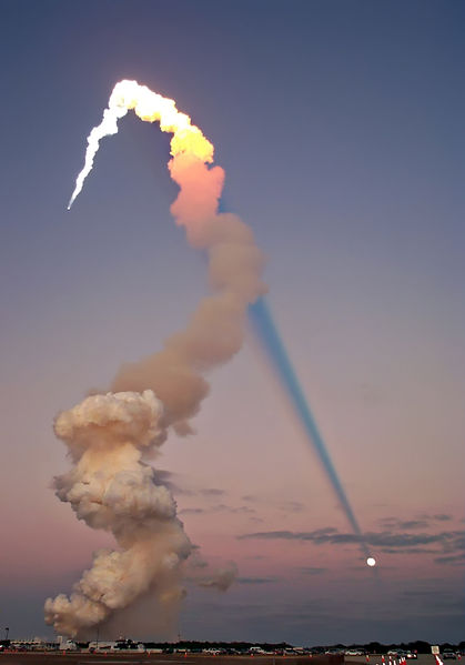 Soubor:Atlantis launch plume edit.jpg