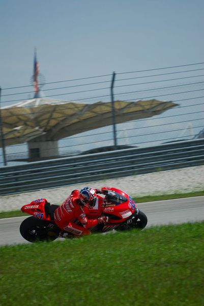 Soubor:Casey Stoner Sepang 2007.jpg