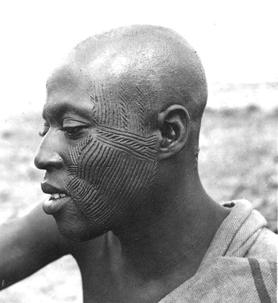 Soubor:Facial Scarification in Africa in the early 1940s-Flickr.jpg
