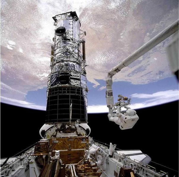 Soubor:Hubble Space Telescope first servicing during STS-61.jpg
