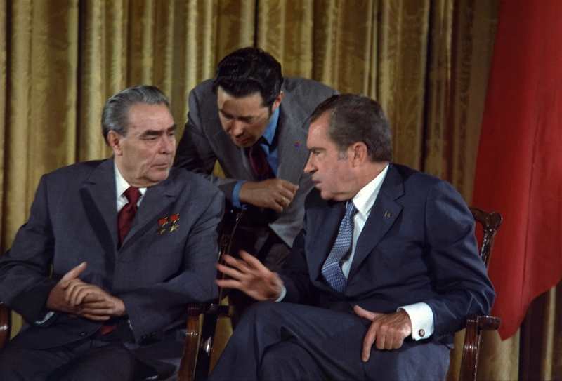 Soubor:Leonid Brezhnev and Richard Nixon talks in 1973.png