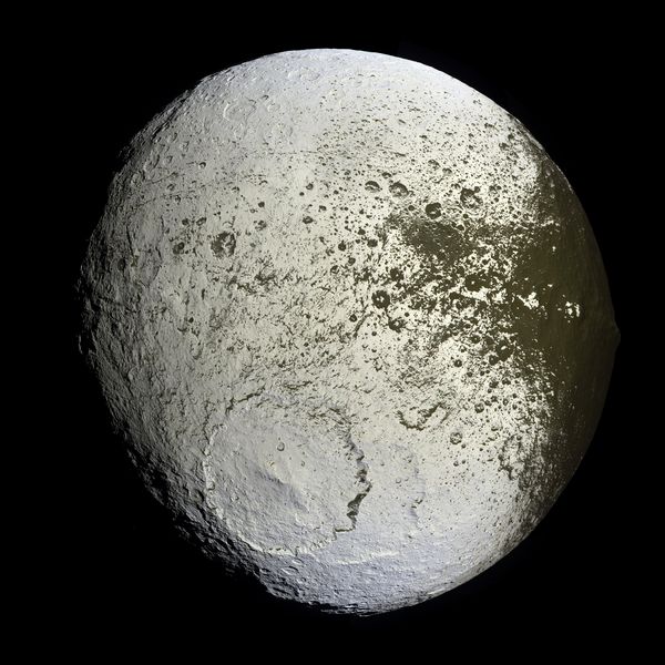 Soubor:Iapetus as seen by the Cassini probe - 20071008.jpg