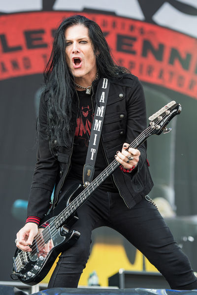 Soubor:2015 RiP Slash feat Myles Kennedy and the Conspirators - Todd Kerns by 2eight - 8SC2721.jpg