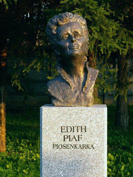 Soubor:Popiersie Edith Piaf ssj 20060914.jpg
