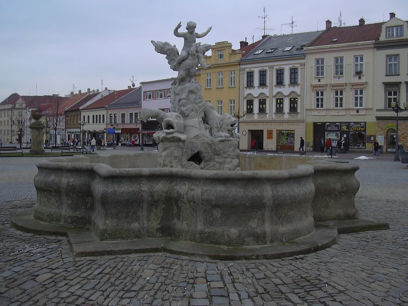 Soubor:Kašna na náměstí (Vyškov- czech republic).JPG