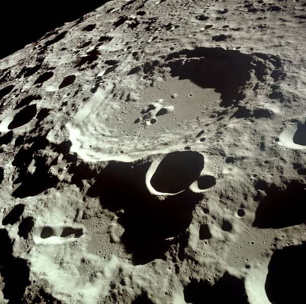 Soubor:Moon Dedal crater-1969.jpg