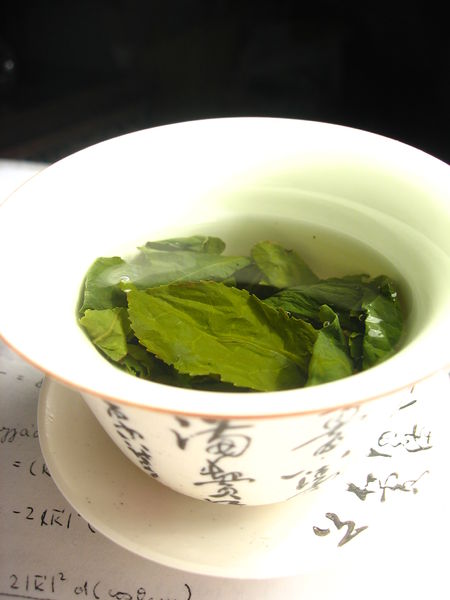 Soubor:Tea leaves steeping in a zhong čaj 05.jpg