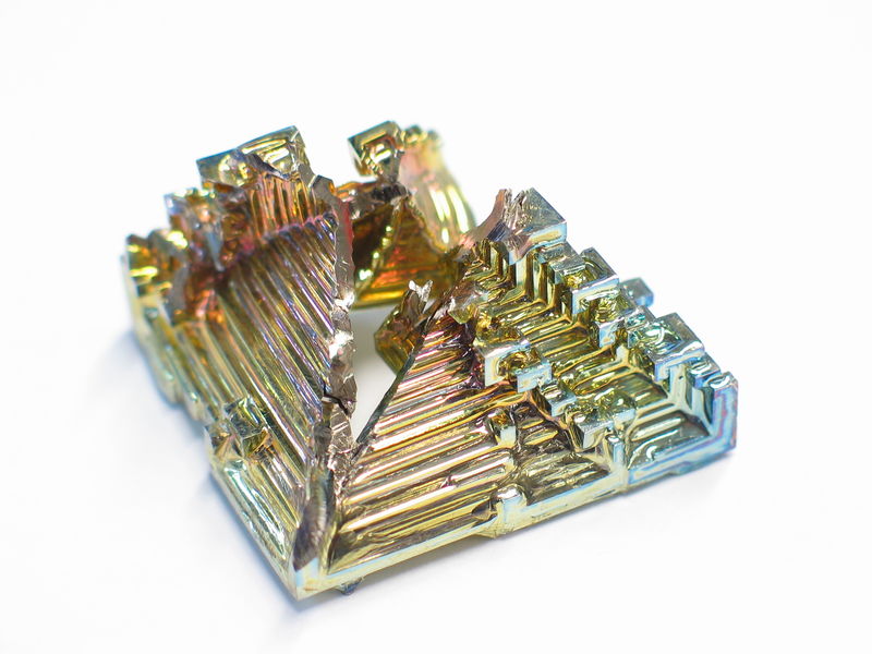 Soubor:Bismuth crystal macro.jpg