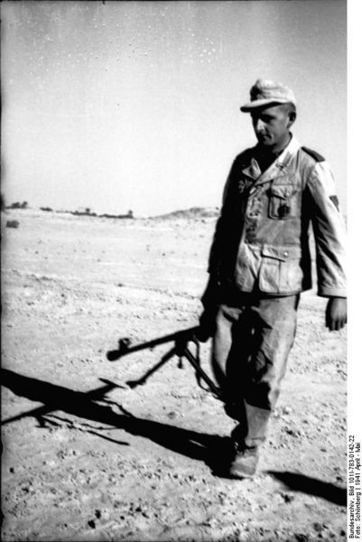 Soubor:Bundesarchiv Bild 101I-783-0142-22, Nordafrika, Soldat mit Panzerbüchse.jpg