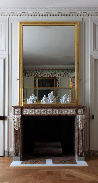Soubor:Château de Versailles, petit appartement de la reine (2e étage), salle à manger, cheminée.jpg