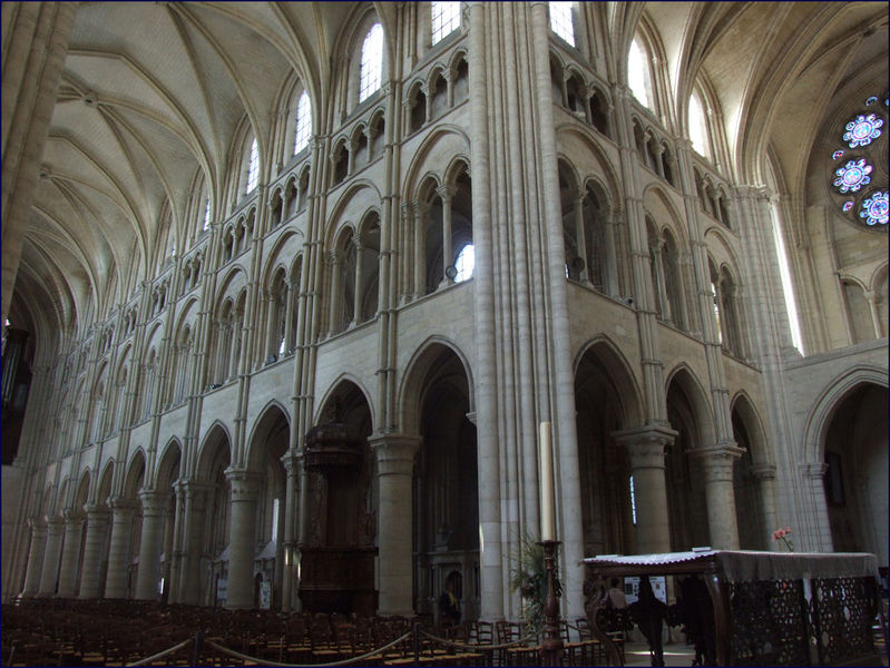 Soubor:Laon cathedral notre dame interior 004.JPG
