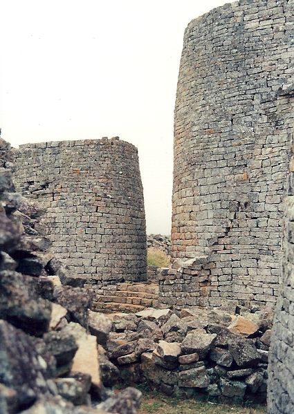 Soubor:Tower, Great Zimbabwe1.jpg